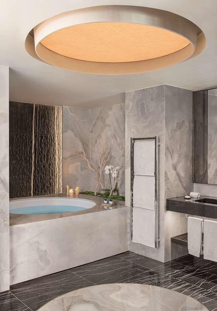 Lefay Resort & Spa Dolomiti Pinzolo Esterno foto Bathroom