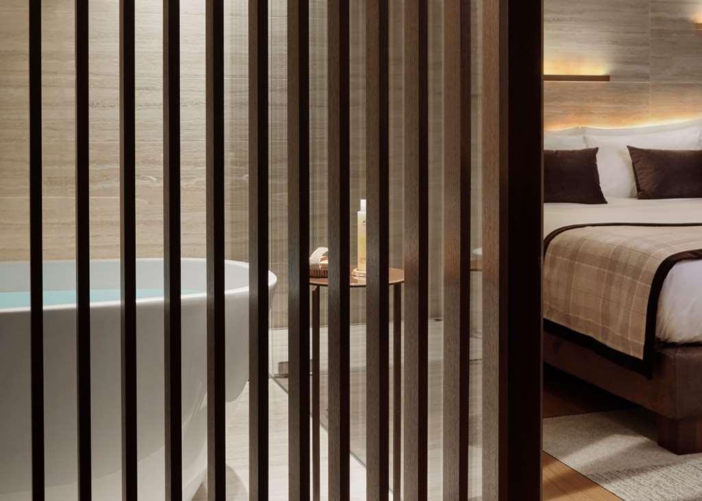 Lefay Resort & Spa Dolomiti Pinzolo Camera foto A room at the hotel