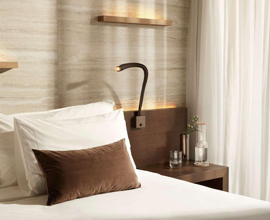 Lefay Resort & Spa Dolomiti Pinzolo Camera foto A wall-mounted reading light