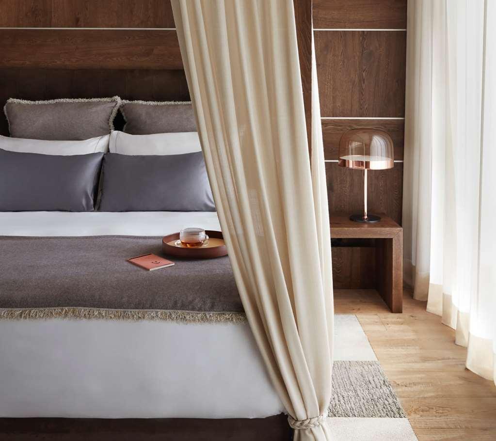 Lefay Resort & Spa Dolomiti Pinzolo Camera foto A bedroom at the hotel