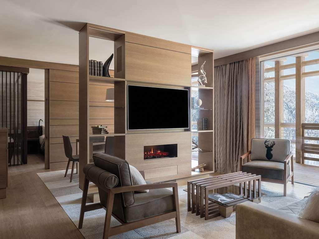 Lefay Resort & Spa Dolomiti Pinzolo Camera foto The living room of a three-bedroom chalet at the resort