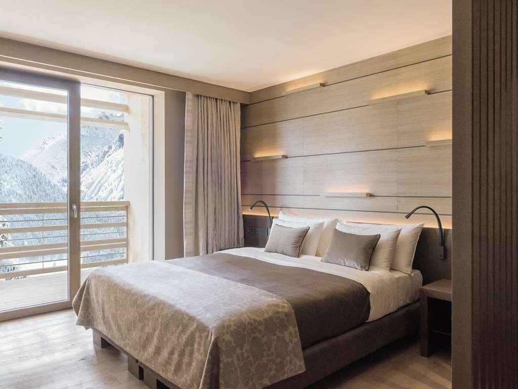 Lefay Resort & Spa Dolomiti Pinzolo Camera foto A bedroom at the Hotel de Crillon
