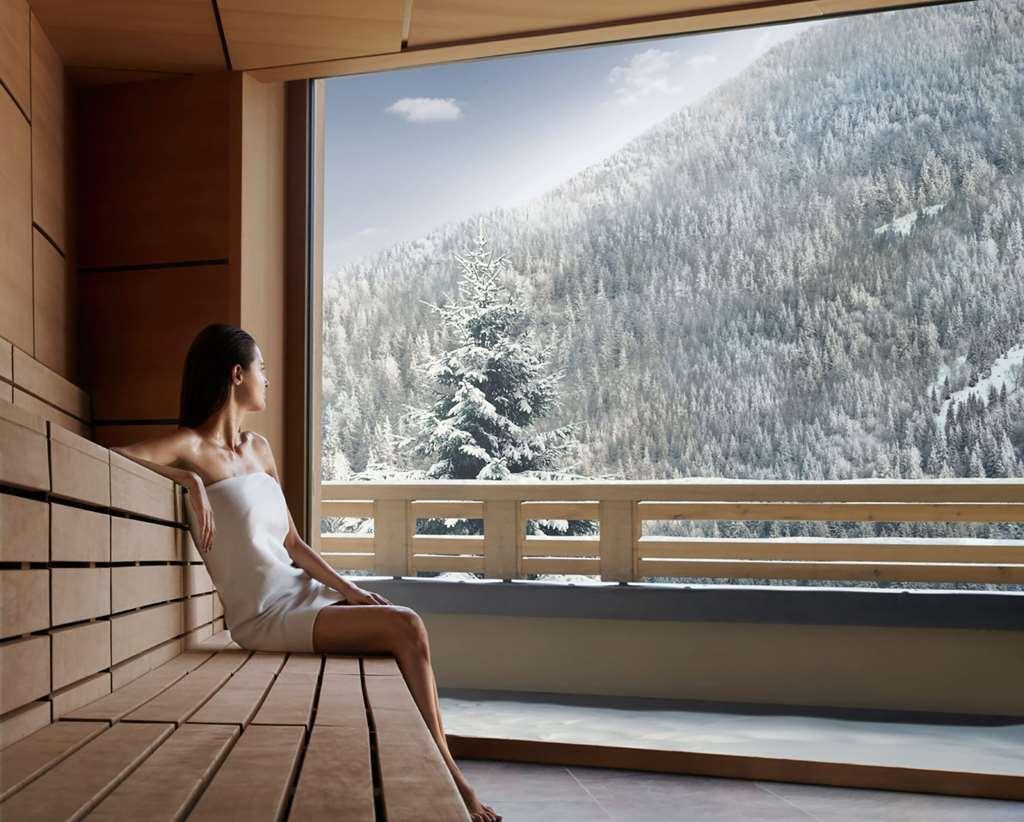 Lefay Resort & Spa Dolomiti Pinzolo Servizi foto A woman in a sauna