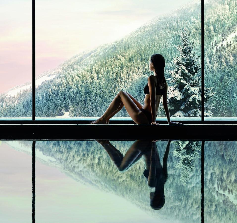 Lefay Resort & Spa Dolomiti Pinzolo Esterno foto A photo of a woman in a window