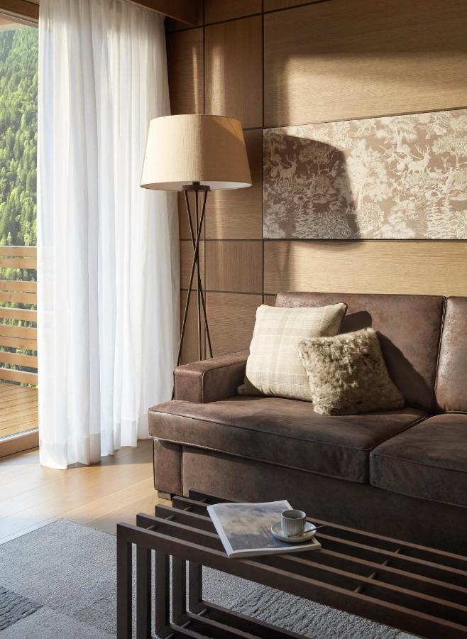 Lefay Resort & Spa Dolomiti Pinzolo Esterno foto A floor lamp