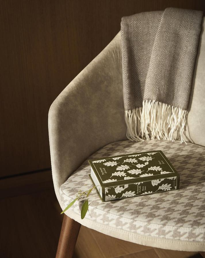 Lefay Resort & Spa Dolomiti Pinzolo Esterno foto A throw draped over a chair