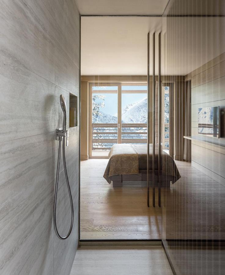 Lefay Resort & Spa Dolomiti Pinzolo Esterno foto A bedroom at the Hotel de Crillon
