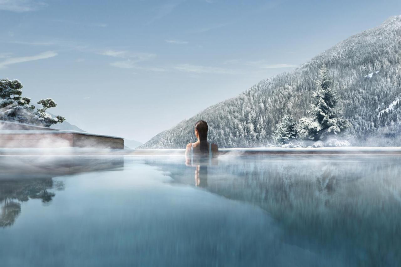 Lefay Resort & Spa Dolomiti Pinzolo Esterno foto A woman bathing in a hot spring